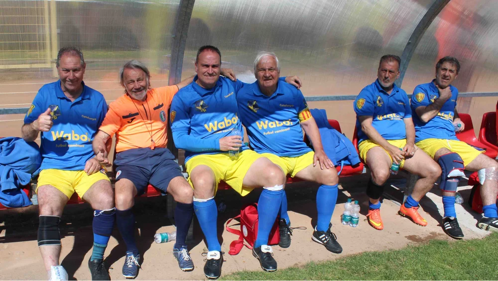Jugadores del equipo WABOL compartiendo un momento durante un torneo