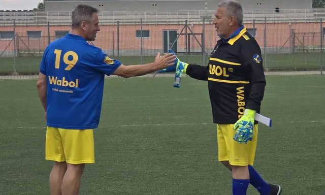 Two players greeting each other at the tournament in Italy