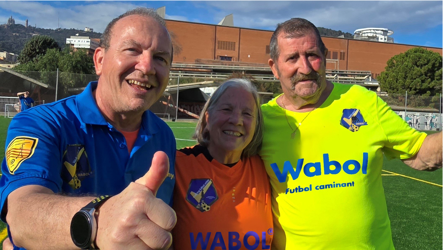 Tres amigos sonríen en una sesión de WABOL
