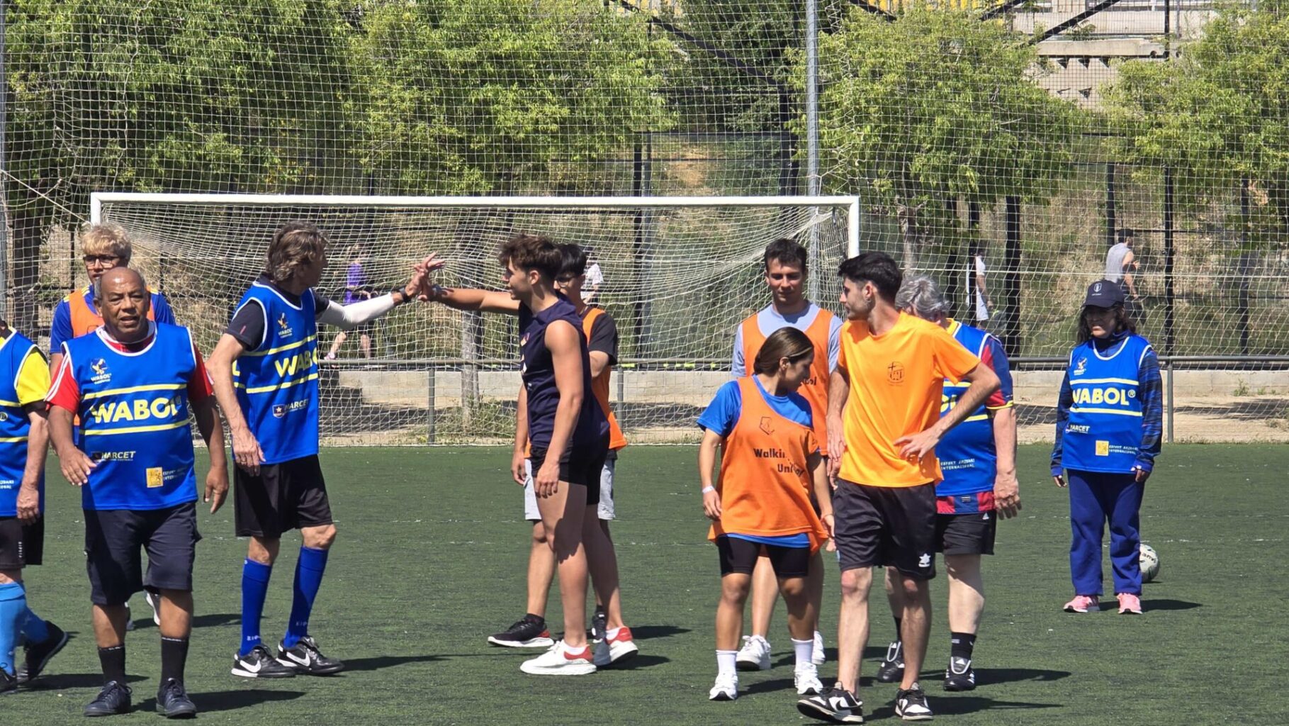 La comunidad WABOL comparte una sesión de deporte caminando · foto 2