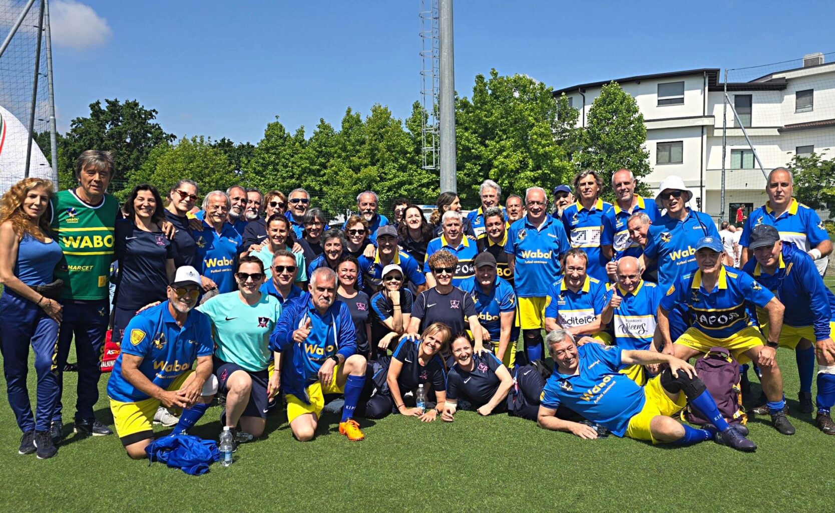 Jugadoras y jugadores de WABOL juntos en el campo