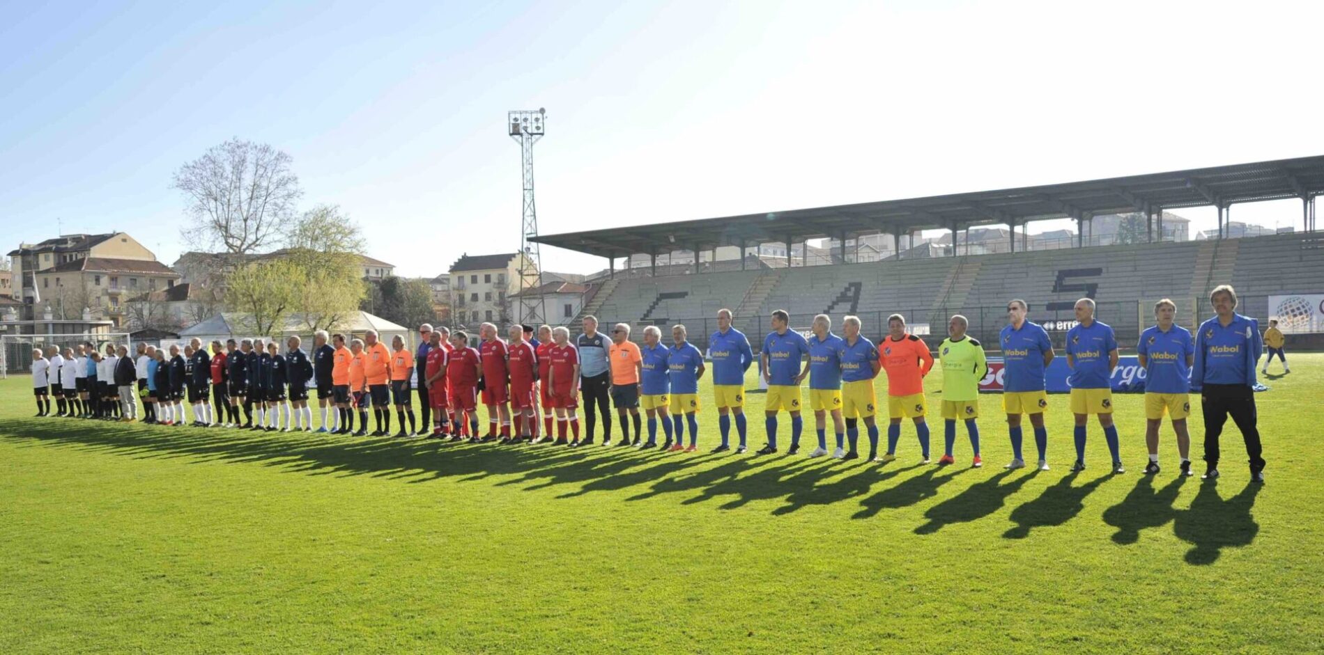 1-Equipos-en-fila-scaled.jpg